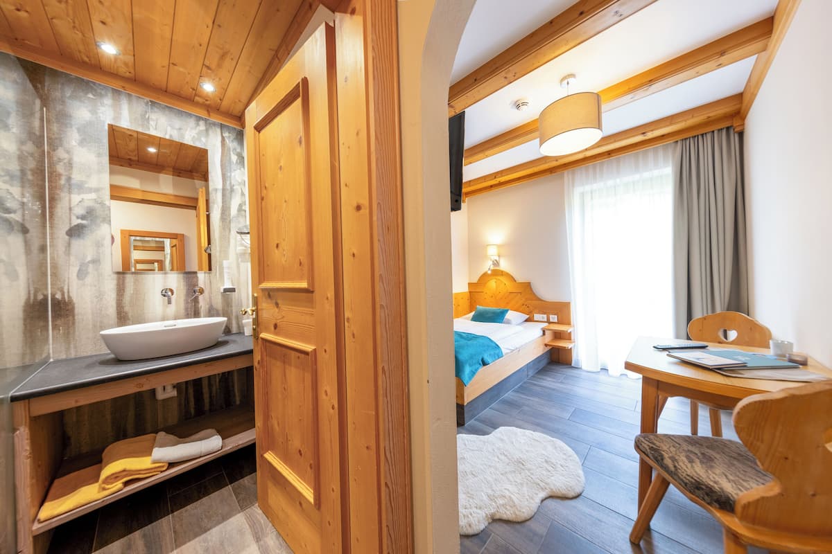 Eenpersoonskamer | Een bureau, gratis babybedden, gratis wifi