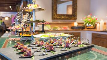 Breakfast, lunch, dinner served; international cuisine