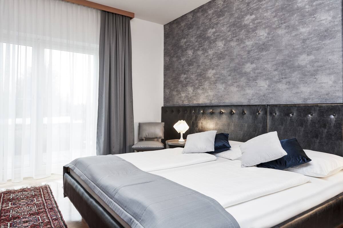 suite | in-room safe, desk, free wifi, bed sheets