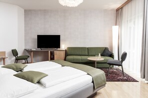 舒適雙人房 | 客房內保險箱、書桌、免費無線上網、床單