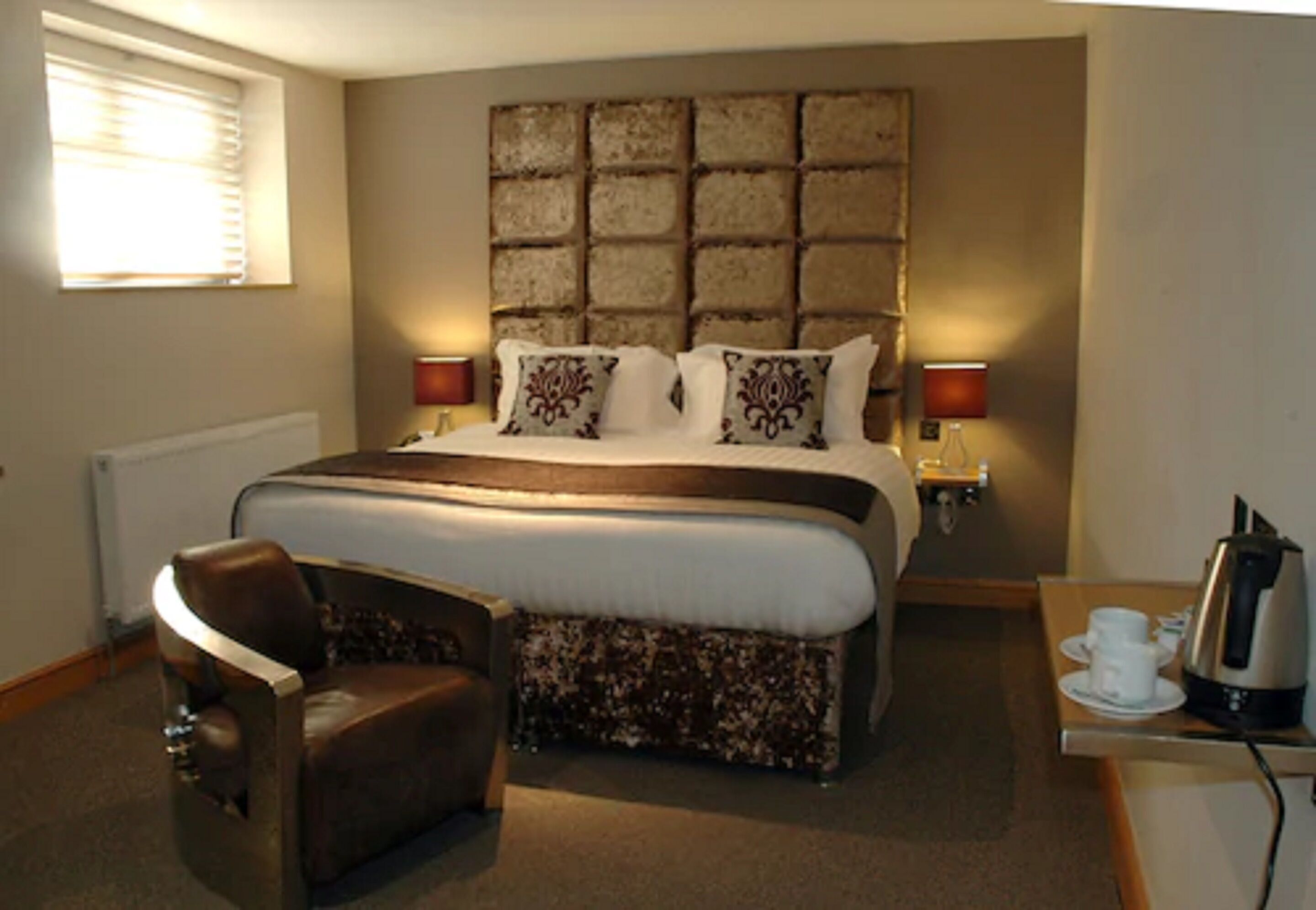 خزنة داخل الغرفة ومكتب وتجهيزات عازلة للصوت وواي فاي مجانًا