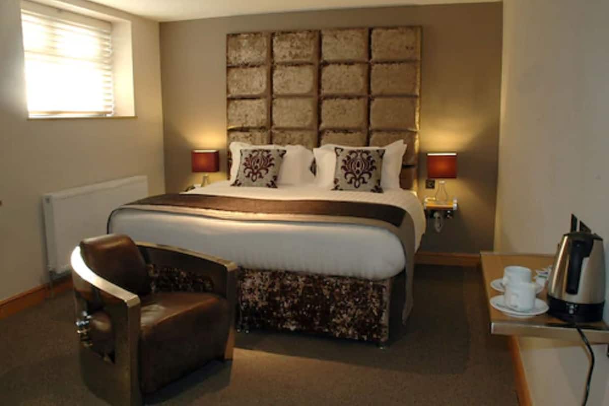 خزنة داخل الغرفة ومكتب وتجهيزات عازلة للصوت وواي فاي مجانًا