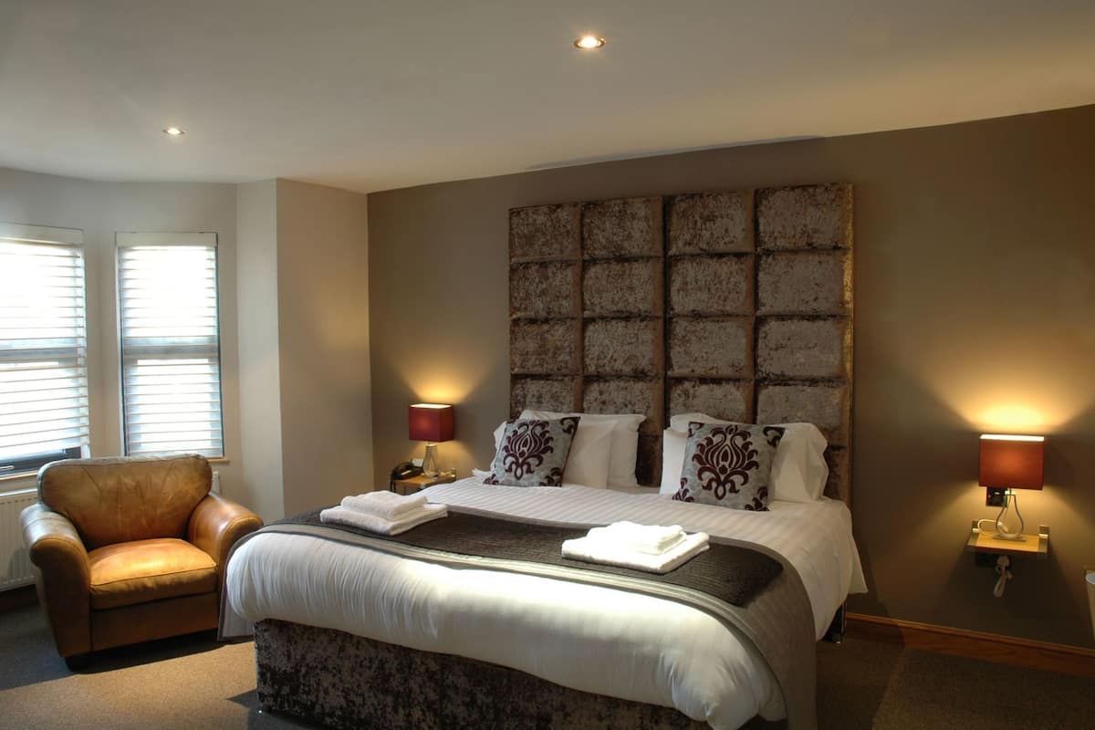 خزنة داخل الغرفة ومكتب وتجهيزات عازلة للصوت وواي فاي مجانًا