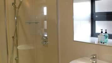 Kamar Quadruple Deluks | Kamar mandi | Shower, perlengkapan mandi gratis, pengering rambut, dan handuk