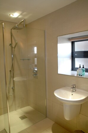 Deluxe Quadruple Room | Bathroom