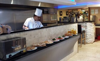 Daily full breakfast (GBP 14.95 per person)