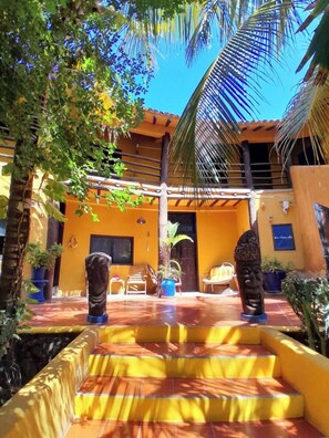 Exterior - Stevie WonderLand (Díaz)