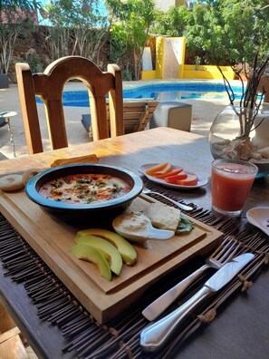 Se ofrece un desayuno completo todos los días (por un coste adicional)