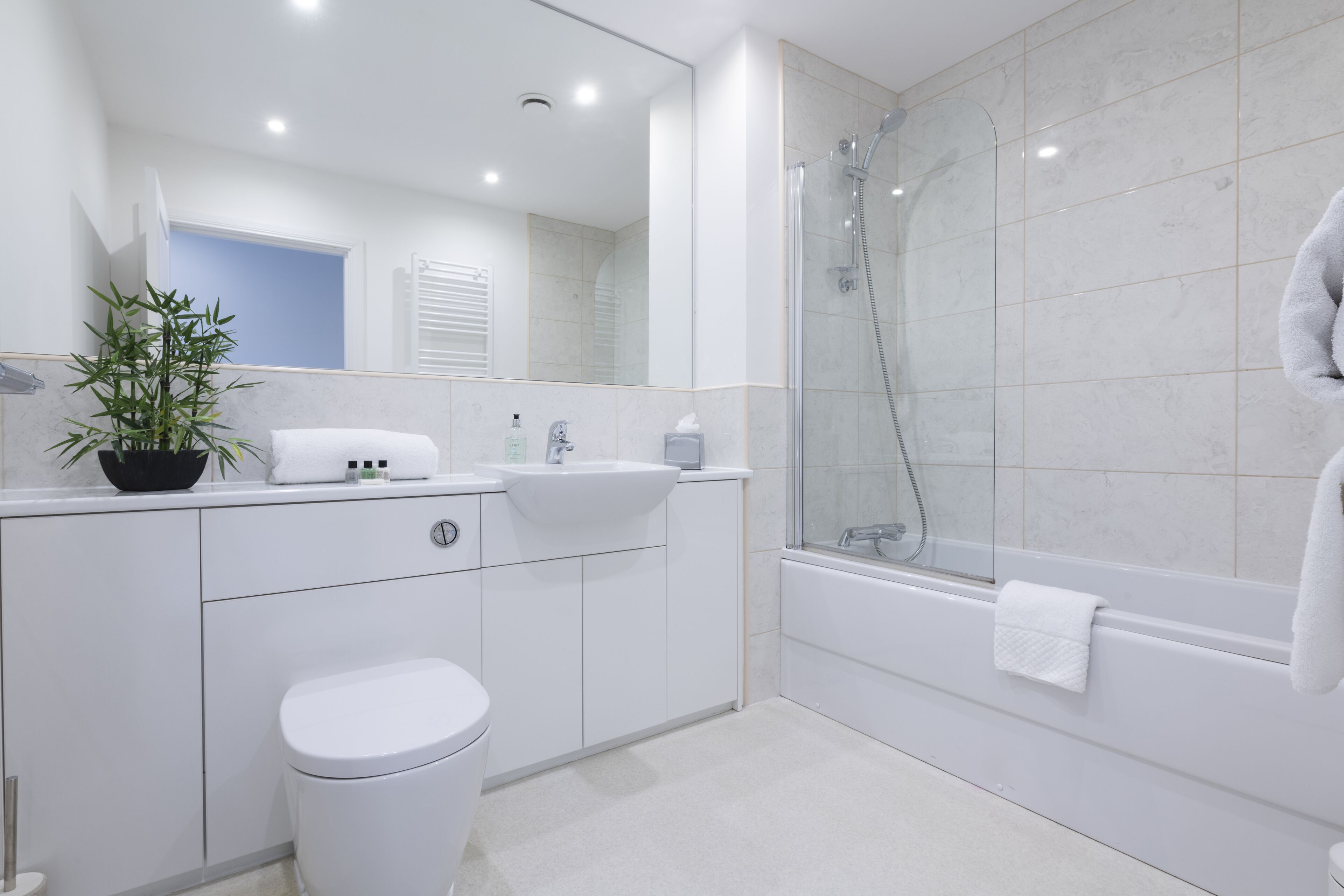 Apartamento Deluxe, 2 habitaciones, en la zona del jardín (ICS Hedgefield Culduthel Road) | Baño | Bañera y ducha independientes y artículos de higiene personal de diseño