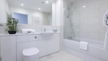 Apartamento Deluxe, 2 habitaciones, en la zona del jardín (ICS Hedgefield Culduthel Road) | Baño | Bañera y ducha independientes y artículos de higiene personal de diseño
