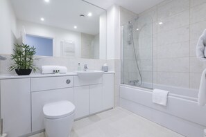 2 Bedroom Deluxe Apartments at Hedgefield location, Culduthel Road | Bathroom - Inverness City Suites (Inverness)