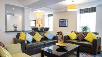 Executive-Apartment, 2 Schlafzimmer, Stadtblick ( 2-7 High Street) | Wohnbereich | 42-Zoll-Flachbildfernseher mit Kabelempfang, Fernseher, DVD-Player