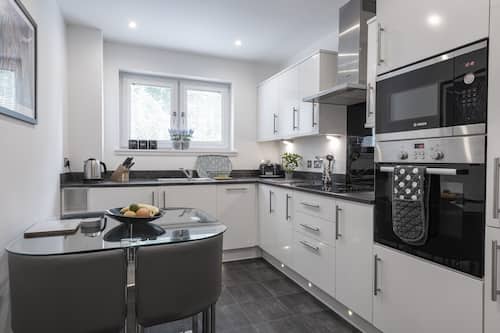 Deluxe-Apartment, 2 Schlafzimmer, zum Garten hin (ICS Hedgefield Culduthel Road) | Eigene Küche | Großer Kühlschrank, Mikrowelle, Ofen, Herdplatte