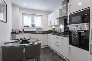 豪華公寓, 2 間臥室, 花園 (ICS Hedgefield Culduthel Road) | 私人廚房 | 大型雪櫃/冰箱、微波爐、焗爐、爐具