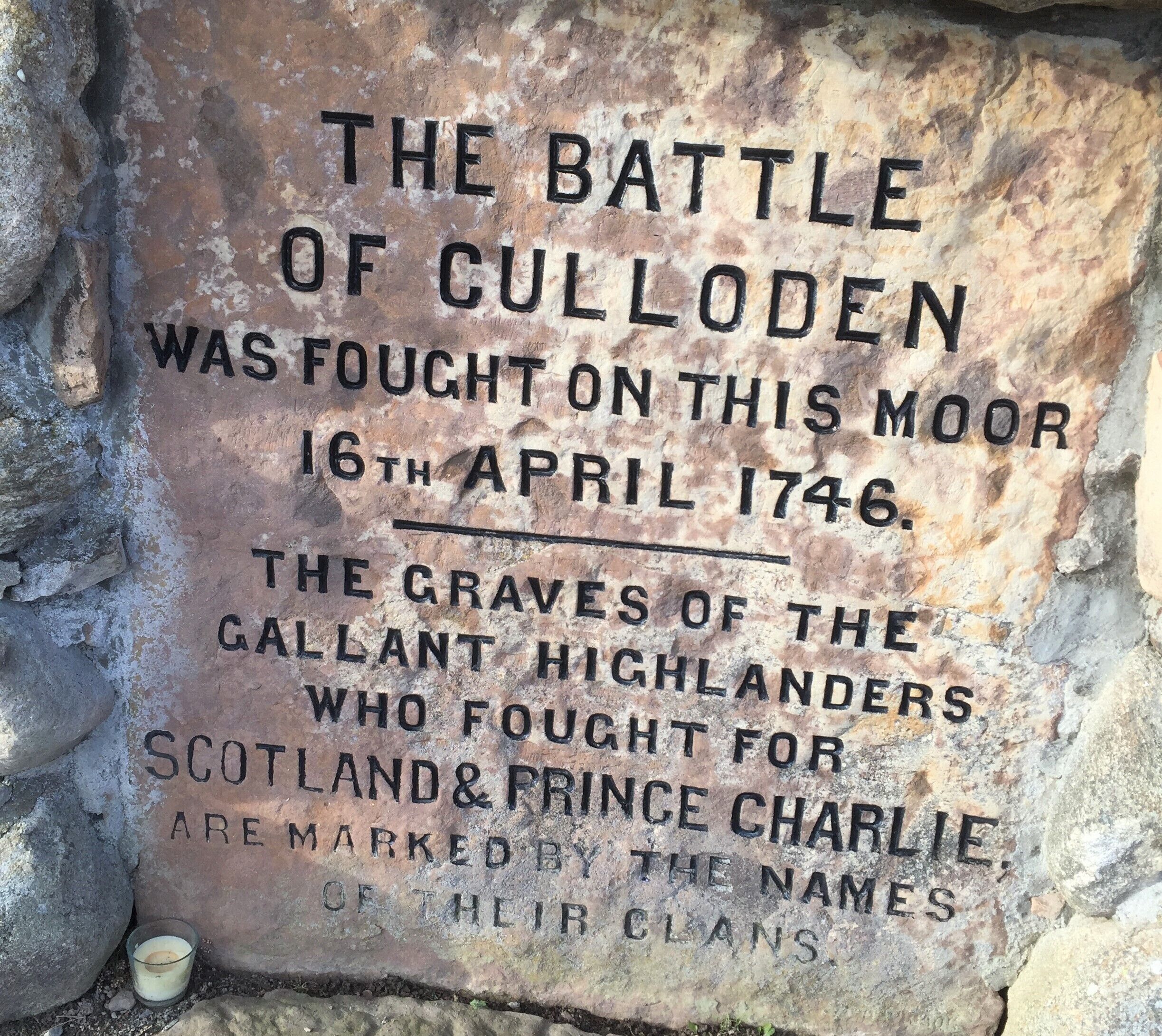 A historical stone plaque with text about the Battle of Culloden.