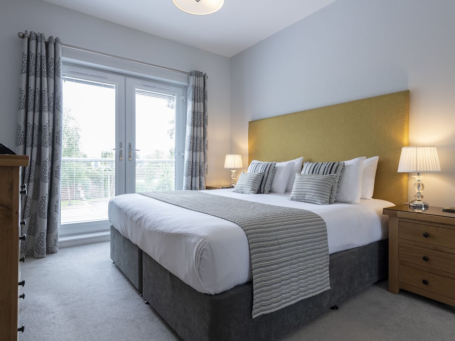 Deluxe-Apartment, 2 Schlafzimmer, zum Garten hin (ICS Hedgefield Culduthel Road) | 1 Schlafzimmer, Bettwäsche aus ägyptischer Baumwolle