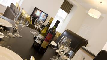 Executive Apartment, 2 Bedrooms, City View ( 2-7 High Street) | In-room dining