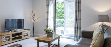 LÀgenhet Deluxe - 2 sovrum - trÀdgÄrd (ICS Hedgefield Culduthel Road) | Vardagsrum | 42-tums platt-tv med kabelkanaler, tv och dvd-spelare