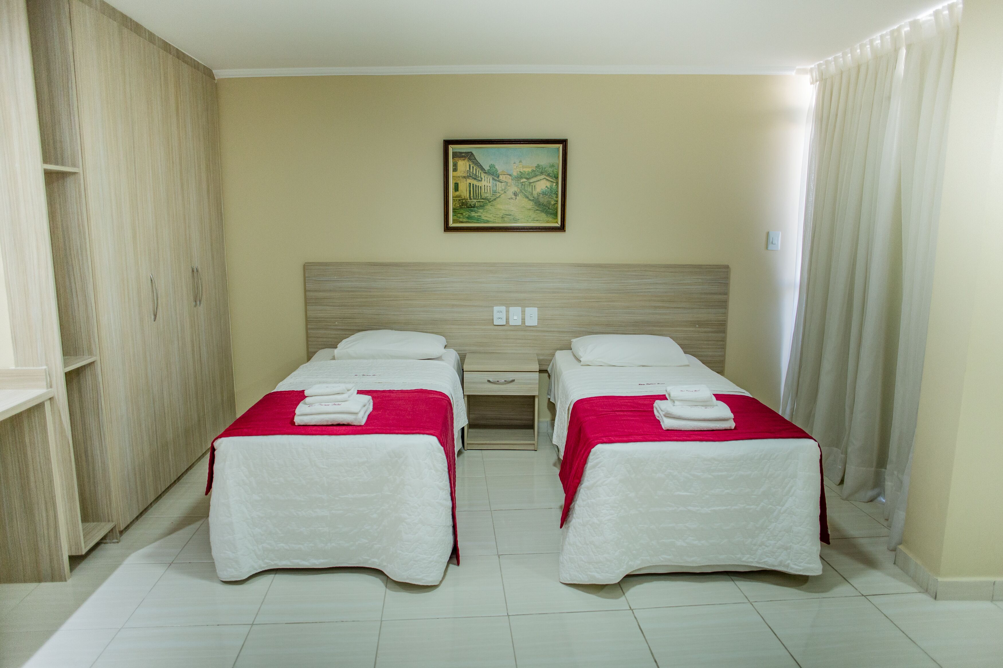 Quarto solteiro, 1 cama de solteiro | Frigobar, escrivaninha, espaço de trabalho para notebook