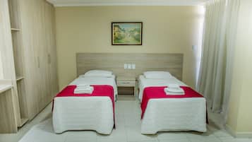 Quarto solteiro, 1 cama de solteiro | Frigobar, escrivaninha, espaço de trabalho para notebook