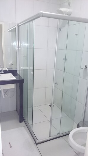 Quarto casal de uso individual, 1 cama de casal ou 2 camas de solteiro | Banheiro | Chuveiro, produtos de toalete grátis, toalhas de banho, sabonete
