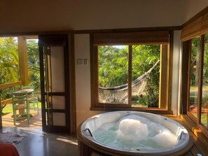 Chuveiro, produtos de toalete grátis