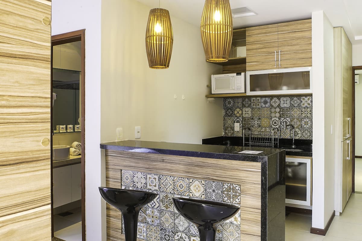 Appartamento familiare, angolo cottura | Minibar, una cassaforte in camera, tende oscuranti, Wi-Fi gratuito