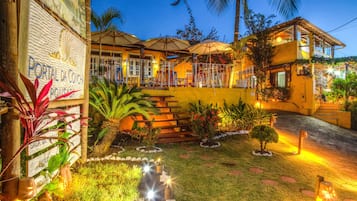 Fachada da propriedade à noite