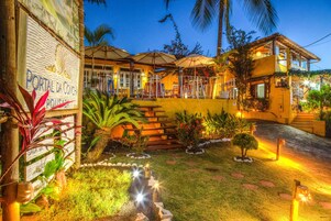 Fachada de la propiedad por la tarde o noche