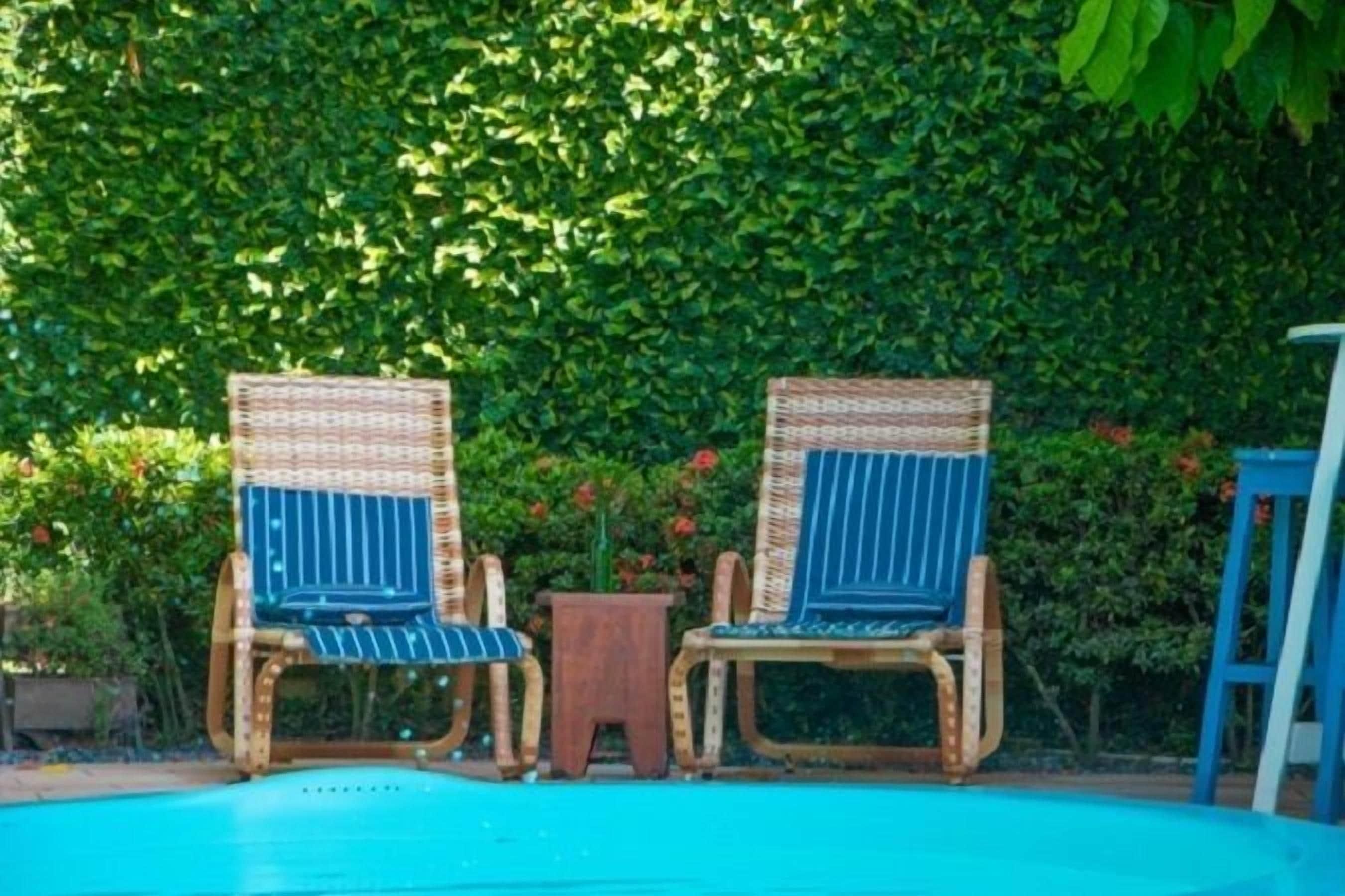 Piscina externa, funciona das 9h às 22h, guarda-sóis, espreguiçadeiras