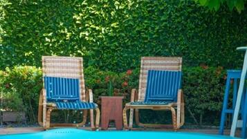 Piscina externa, funciona das 9h às 22h, guarda-sóis, espreguiçadeiras