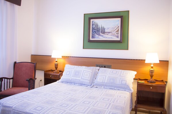 Minibar, in-room safe