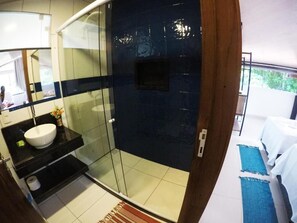 A bathroom with a glass shower enclosure, a sink, and a mirror. - Pousada Guapuruvu (Angra dos Reis)