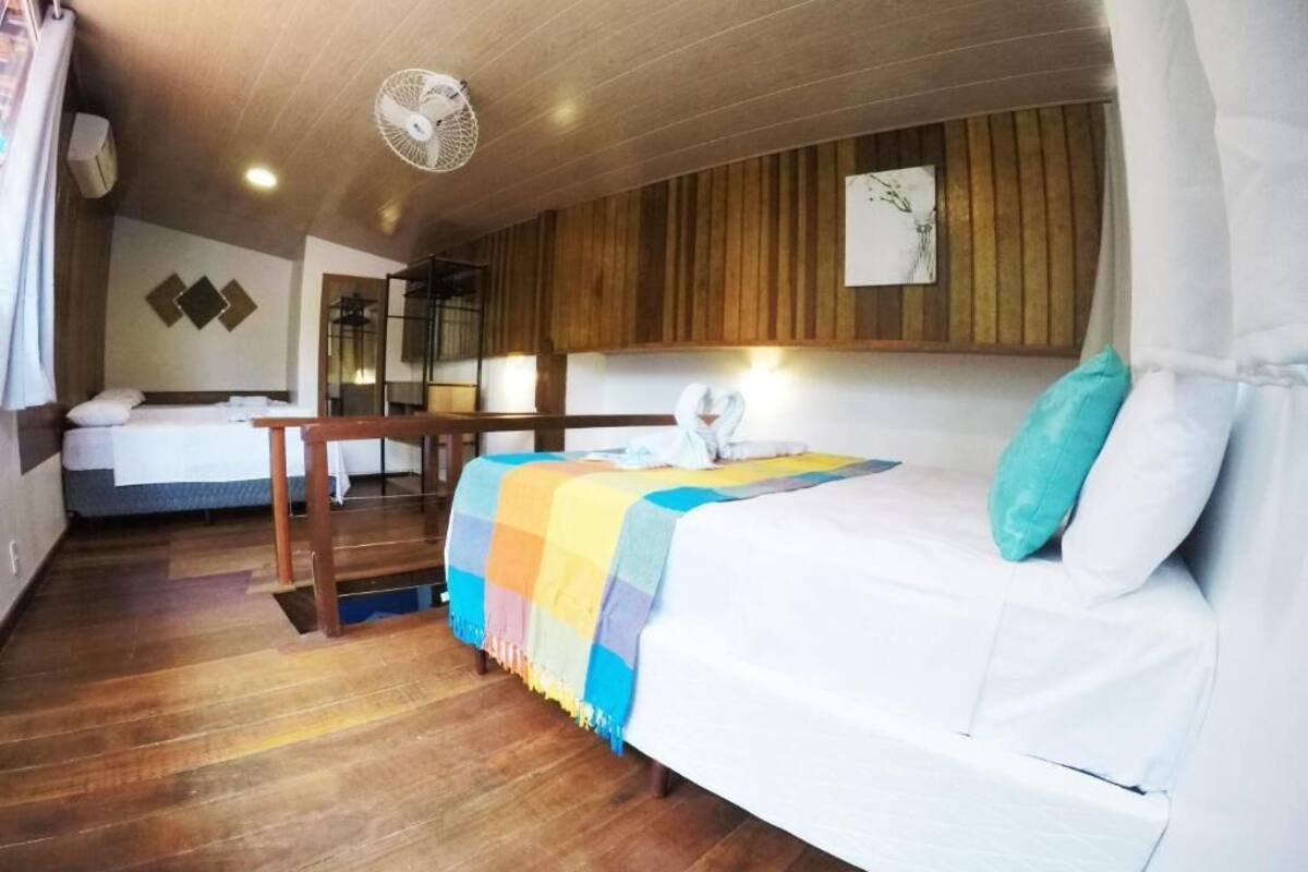 Una habitación con una cama, un escritorio y un espejo.