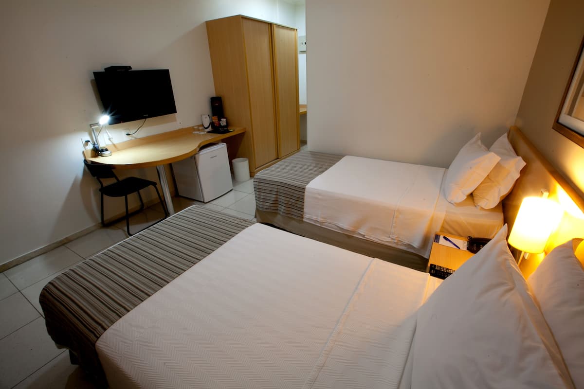 Habitación ejecutiva con 2 camas individuales | Ropa de cama de alta calidad y artículos del minibar gratis