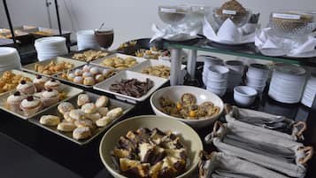 Desayuno con opciones de la cocina local incluido todos los días