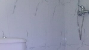 Dusj, regndusjhode og håndklær