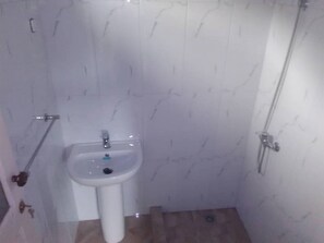 Shower, rainfall showerhead, towels - Casa Monte Amarelo (Santa Catarina do Fogo)