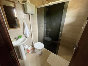 Traditional Cabin | Bathroom | Shower, hair dryer, towels