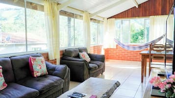 Chalé premium, micro-ondas | Sala de estar | TV LCD 24 polegadas com canais via satélite, TV, Netflix