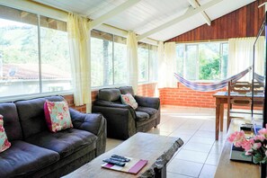 プレミアム シャレー 電子レンジ | リビングルーム | 24 インチの液晶テレビ (衛星放送視聴可)、テレビ、Netflix