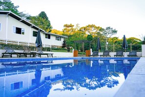 Piscine couverte, piscine extérieure, parasols de plage, chaises longues
