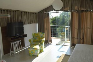 Minibar, màn/rèm cản sáng, truy cập Internet không dây miễn phí 