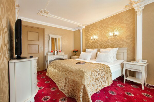 Superior Suite | 1 bedroom, minibar, in-room safe, blackout drapes