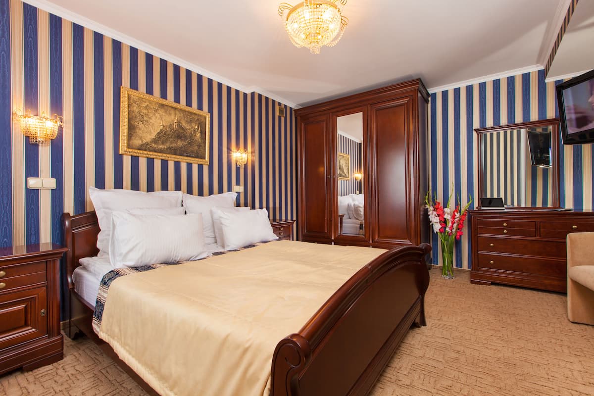 Suite | 1 dormitorio, minibar, caja fuerte y cortinas opacas