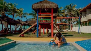 2 buitenzwembaden en ligstoelen