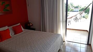 Habitación estándar, en el área del jardín | Minibar, caja de seguridad en la habitación y cortinas blackout