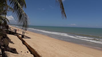 En la playa y playa de arena blanca