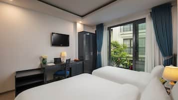 Kamar Triple Deluks | 1 kamar tidur, minibar, brankas, dan meja kerja