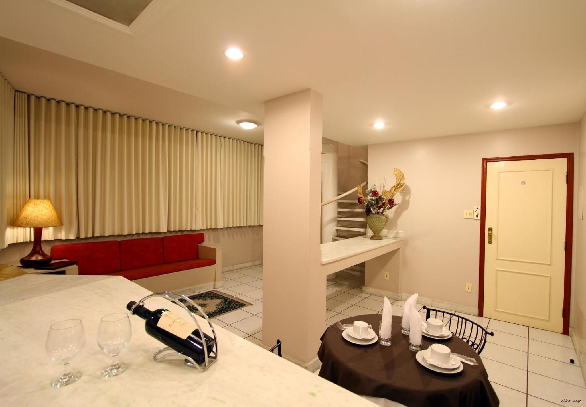 Minibar, caja de seguridad en la habitación y decoración personalizada 